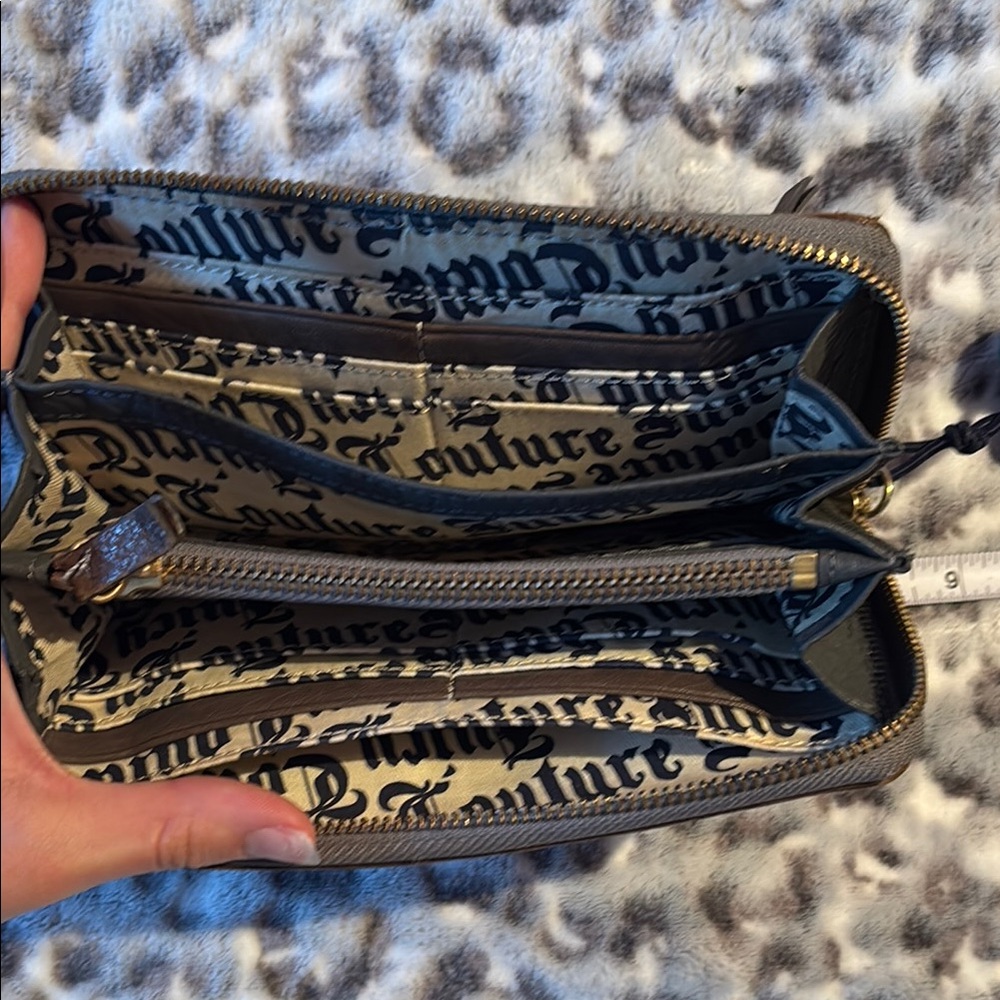 Juicy Couture Blue and Brown Key Card Holder with Elegant Emblem - Picture 6 of 15